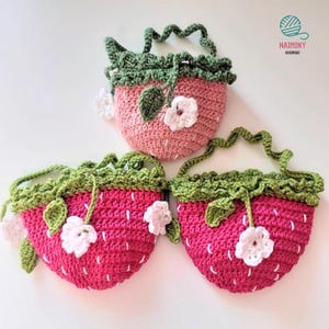 Puede incluir: Tres bolsas de ganchillo con forma de fresa con hojas verdes y flores blancas. Las bolsas tienen correas ajustables y están hechas a mano.