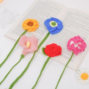縫わないかぎ針編みの花のブックマークのパターン、5in1の花のブックマークアミグルミの簡単なかぎ針編みのパターン、かわいいブックマークのPDFチュートリアル、手作りのブックマーク