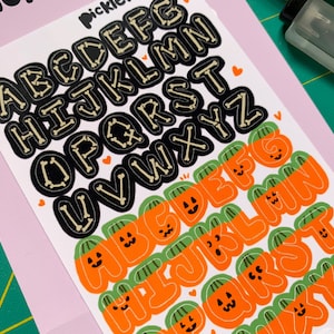 Adesivos com letras do alfabeto de Halloween