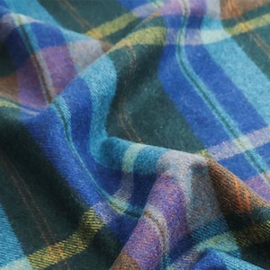 Kraftigt tyg i 95 % ull – 640 g blågrå pläd – Premium tjock ulltextil för stora rockar
