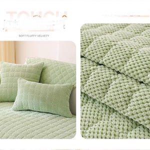 K&ouml;nnte beinhalten: Ein hellgr&uuml;nes, strukturiertes Sofakissen-Set. Das Set umfasst quadratische und rechteckige Kissen sowie eine gesteppte Sofabezug. Der Text "SOFT FLUFFY VELVETY" ist im Bild zu sehen.