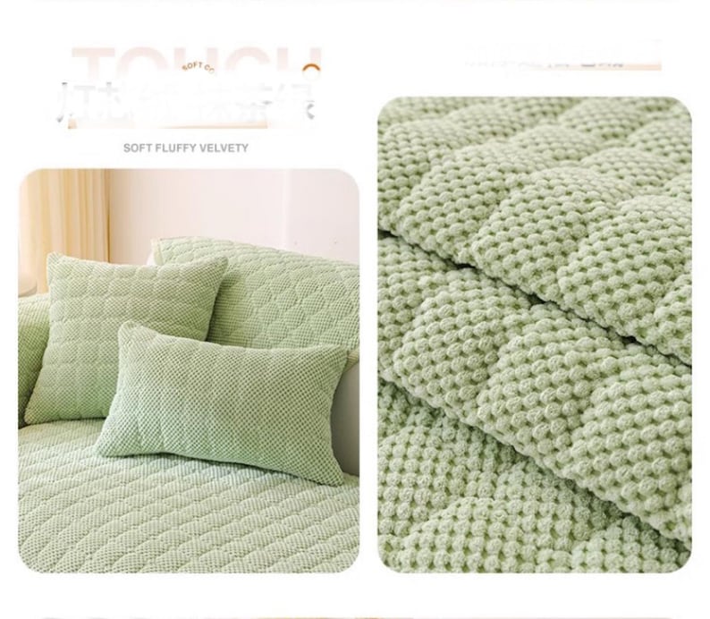 K&ouml;nnte beinhalten: Ein hellgr&uuml;nes, strukturiertes Sofakissen-Set. Das Set umfasst quadratische und rechteckige Kissen sowie eine gesteppte Sofabezug. Der Text "SOFT FLUFFY VELVETY" ist im Bild zu sehen.