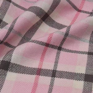 Peut inclure: Gros plan sur un tissu à carreaux rose avec une texture tissée. Le motif présente des lignes entrecroisées dans des tons de rose, de blanc et de gris foncé, créant un motif à carreaux classique. Le tissu est légèrement froissé, suggérant qu'il est doux et souple.