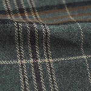 Puede incluir: Primer plano de una tela texturizada con un patrón de cuadros. La tela es principalmente gris verdoso con líneas entrecruzadas en marrón, beige y blanco. La tela tiene un aspecto suave y ligeramente borroso.