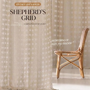 Puede incluir: Cortina de lino transparente color crema con un patrón de cuadrícula, el texto dice "SHEPHERD'S GRID" y "A GRID FILTER OF LIGHT". Una silla de ratán tejido está colocada a la derecha. También es visible el texto "AN OFFERING OF LIGHT AND SHADOW".
