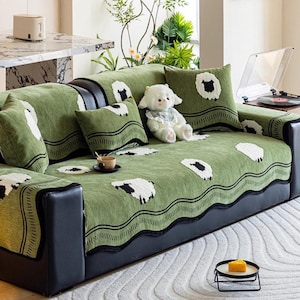 Bonita funda de sofá con oveja bordada – Protector de sofá de chenilla de lujo – Manta antideslizante para muebles para todas las estaciones – Suave verde pastoral y gris