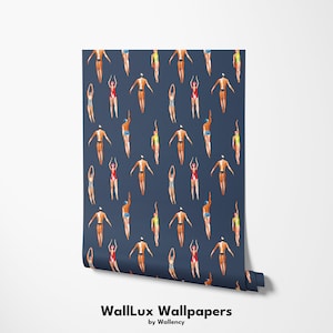 Puede incluir: Un papel tapiz azul marino con un patrón repetitivo de nadadores que se zambullen en una piscina. Los nadadores llevan trajes de baño de varios colores, incluyendo rojo, amarillo y azul. El papel tapiz está diseñado por WallLux Wallpapers by Wallency.