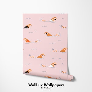 Puede incluir: Papel pintado rosa con un patrón repetido de nadadores con gorros de natación naranjas, negros y blancos. Los nadadores están representados en un estilo minimalista, con líneas onduladas azules que representan el agua. El texto "WallLux Wallpapers" está en la parte inferior.