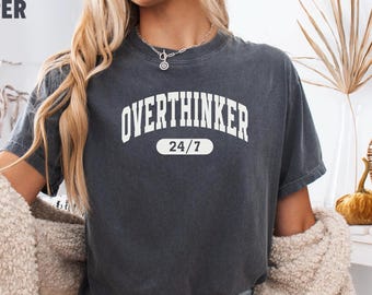 Camiseta para pensar demasiado, Comfort Colors®, Camiseta para pensar demasiado, Camiseta para la salud mental, Regalo para mamá, Camiseta para mamá cansada, Camiseta para la ansiedad, Regalo para pensar demasiado