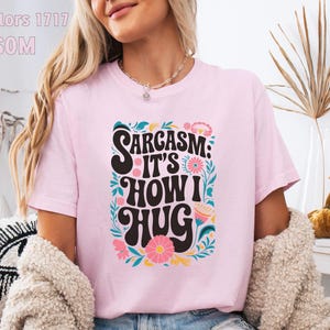 Camiseta con sarcasmo y colores reconfortantes, camiseta con sarcasmo como forma de abrazar, camiseta con me encanta el sarcasmo, camiseta con frases divertidas, camiseta ingeniosa, camiseta atrevida, camiseta sarcástica