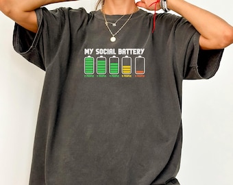 Camiseta Social Battery Comfort Colors®, camiseta para introvertidos, camiseta para la ansiedad, camiseta para antisociales, camiseta para gente asquerosa, camiseta para personas hogareñas, camiseta para la salud mental