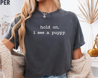 Comfort colors® Hold On I See A Puppy shirt, shirt puppy lover, shirt hondenliefhebber, shirt hond mama, shirt hond persoon, shirt hond persoon cadeau voor hondenliefhebber hond vader