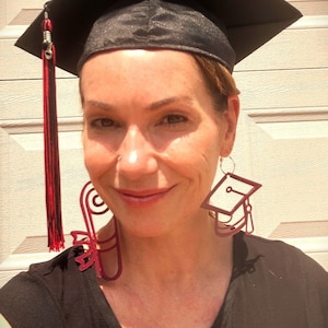 ¡GRANDES pendientes personalizados para eventos! ¡Fiesta de graduación! ¡Cruza el escenario con tu gorra y aretes de diploma de los colores de tu escuela! ¡Celebre, destaque, vaya a lo GRANDE!