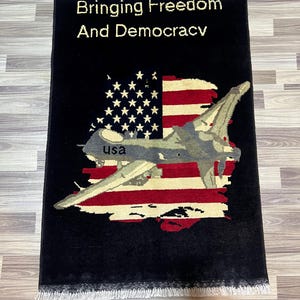 Alfombra de declaración política hecha a mano de 85 x 95 cm / Alfombra de lana con acento satírico / Alfombra de arte moderno / Decoración única tejida a mano / Pieza de conversación