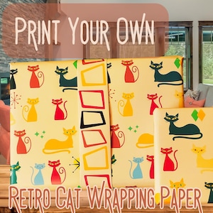 Op de afbeelding: Print je eigen retro katten inpakpapier. Het papier heeft een gele achtergrond met een herhalend patroon van zwarte, rode, blauwe en gele katten in een mid-century modern stijl.