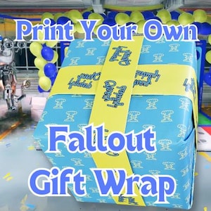 Könnte beinhalten: Blau-gelbes Geschenkpapier mit einem sich wiederholenden Muster eines Comic-Charakters. Das Geschenkpapier ist um eine Schachtel gewickelt und hat ein gelbes Band mit dem Text "Print Your Own Fallout Gift Wrap" darauf.