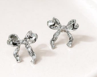 Pendientes de lazo plateado brillante con diseño coqueto / Pendientes de lazo femeninos, joyería de invierno
