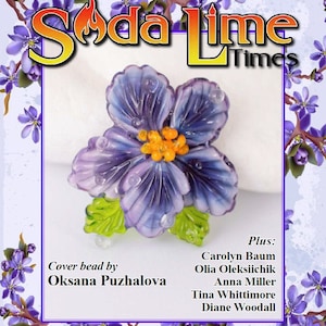 Puede incluir: Una cuenta de vidrio de color púrpura en forma de flor con un centro amarillo y hojas verdes. La cuenta aparece en la portada del número de mayo de 2021 de Soda Lime Times.