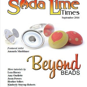 Pode incluir: A capa da revista "Soda Lime Times", edição de setembro de 2016, apresenta várias contas e achados de joias. O título "Beyond Beads" é exibido em uma fonte estilizada. A artista em destaque é Amanda Muddimer.