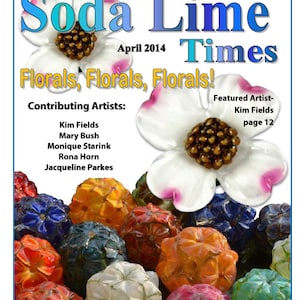 Könnte beinhalten: Ein Magazin-Cover für Soda Lime Times, eine Publikation über florale Handarbeiten. Das Cover zeigt eine Nahaufnahme einer weißen Hartriegelblüte mit rosa Akzenten und einem Hintergrund aus bunten Glasperlen. Der Titel des Magazins ist in großen, fetten Buchstaben gehalten und das Erscheinungsdatum ist April 2014. Der Text "Florals, Florals, Florals!" ist in einer großen Schriftart dargestellt. Das Cover enthält auch eine Liste der mitwirkenden Künstler und einen vorgestellten Künstler.
