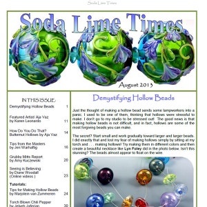 Könnte beinhalten: Ein Magazin-Cover für Soda Lime Times, eine Publikation für Glasperlenmacher. Das Cover zeigt zwei farbenfrohe, hohle Glasperlen, eine grüne und eine blaue, mit aufwendigen Blumenmustern. Der Titel des Magazins ist in großen, fetten Buchstaben geschrieben, und das Erscheinungsdatum ist August 2013. Das Cover enthält auch den Titel des Artikels "Demystifizierung von Hohlperlen".