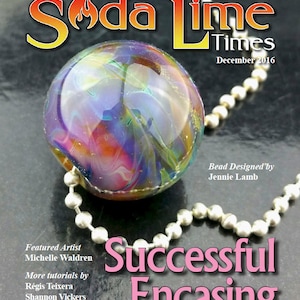 Pode incluir: Uma capa de revista para Soda Lime Times, dezembro de 2016, com uma conta de vidro colorida em uma corrente de prata. O título principal é "Encapsulamento bem-sucedido".