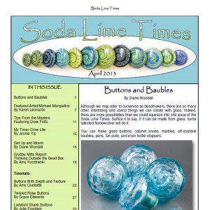 Op de afbeelding: Een tijdschriftcover voor Soda Lime Times, een publicatie voor glaskunstenaars. De cover toont een close-up van verschillende kleurrijke glazen knopen met draaiende patronen. De titel van het tijdschrift staat in een vetgedrukte, witte letter. De uitgave is van april 2013. De cover bevat ook een inhoudsopgave met artikelen over knopen en kralen, tips van de meesters en tutorials.