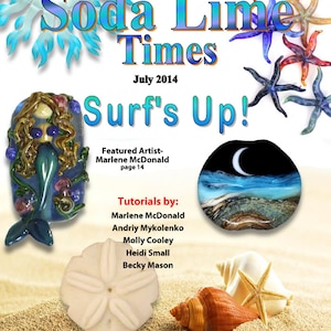 Può includere: Una copertina di rivista per Soda Lime Times, una pubblicazione per artisti di perline. La copertina presenta una perla di sirena, una conchiglia e una perla di vetro con una luna crescente e una scena oceanica. Il testo sulla copertina recita "Surf's Up!" e "Luglio 2014".