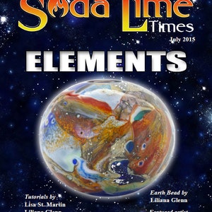 Op de afbeelding: Een magazinecover voor Soda Lime Times, juli 2015, met een kleurrijke glazen bol tegen een donkerblauwe sterrenhemel. De titel "ELEMENTS" staat in witte tekst. Het magazine bevat tutorials van Lisa St. Martin, Liliana Glenn en Joe Holford, een Earth Bead van Liliana Glenn en een gepresenteerde kunstenaar, Michaela Klamert.