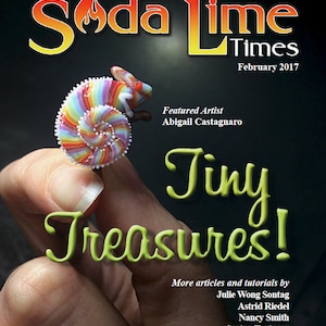 Op de afbeelding: Een tijdschriftcover met een kleurrijk glazen kameleonbeeld met de titel "Soda Lime Times" en de woorden "Tiny Treasures!" in een groen lettertype. Het tijdschrift is van februari 2017.