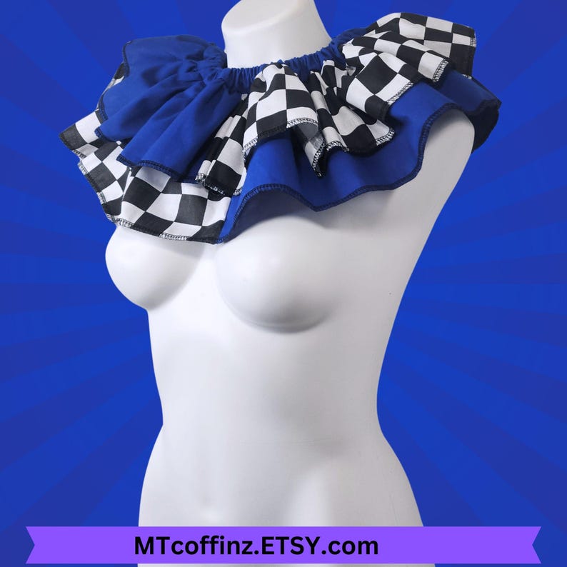 K&ouml;nnte beinhalten: Ein blau-schwarz karierter R&uuml;schenkragen auf einer wei&szlig;en Schaufensterpuppe. Der Kragen hat eine blaue Schleife und ist aus Stoff gefertigt. Der Etsy-Shop-Name MTcoffinz.ETSY.com wird unten im Bild angezeigt.
