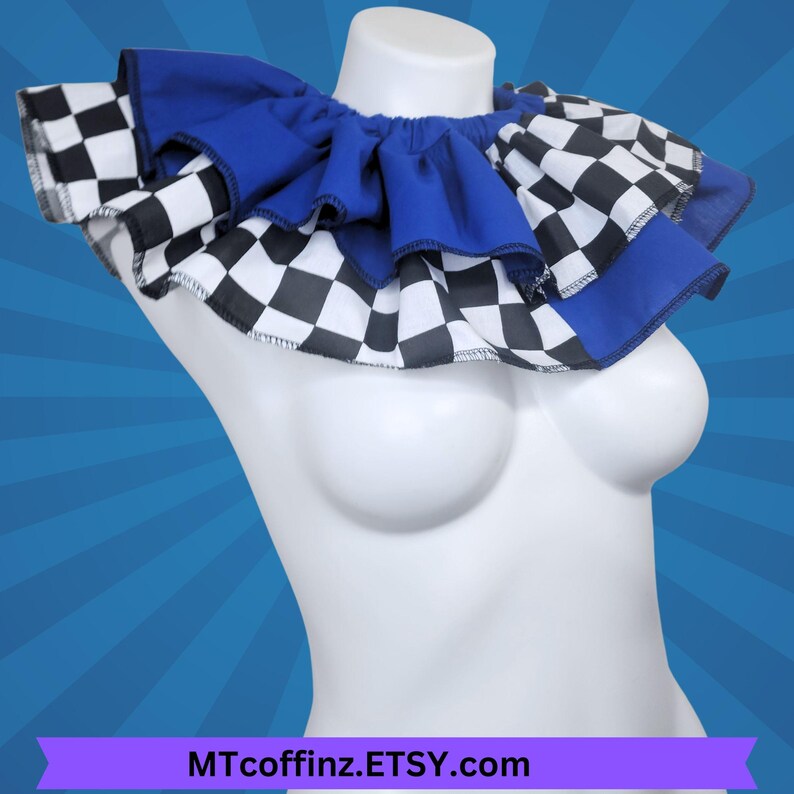 K&ouml;nnte beinhalten: Ein R&uuml;schenkragen mit blauem, schwarz-wei&szlig;em Schachbrettmuster. Der Kragen wird auf einer wei&szlig;en Schaufensterpuppe pr&auml;sentiert. Der Etsy-Shop-Name MTcoffinz.Etsy.com wird unten im Bild angezeigt.