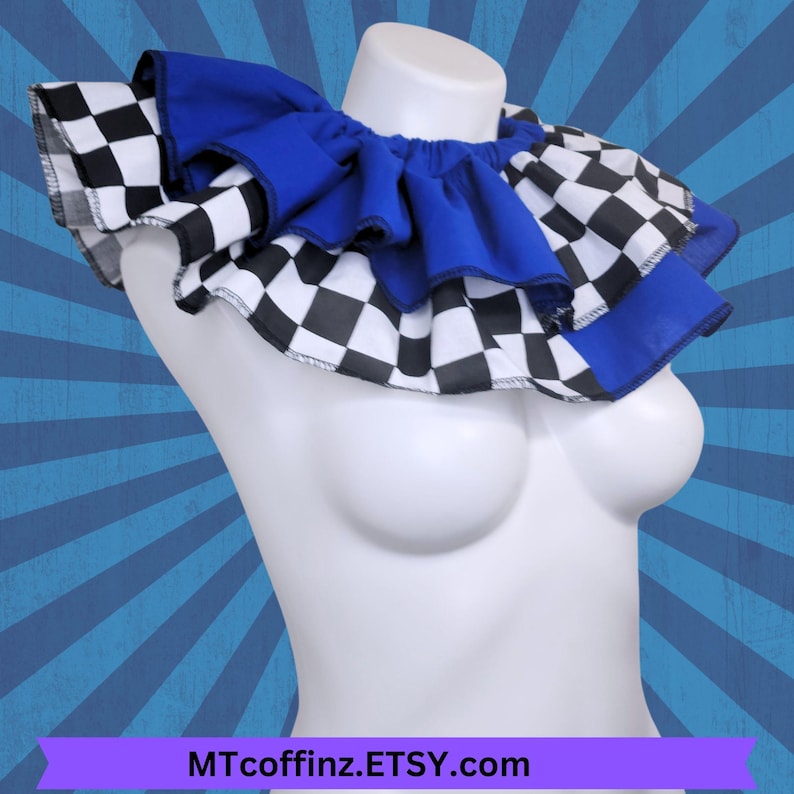 K&ouml;nnte beinhalten: Ein R&uuml;schenkragen mit einem schwarz-wei&szlig;en Schachbrettmuster und blauen Akzenten. Der Kragen wird auf einer wei&szlig;en Schaufensterpuppe pr&auml;sentiert. Der Text "MTcoffinz.ETSY.com" ist unten im Bild zu sehen.