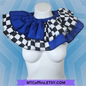 K&ouml;nnte beinhalten: Ein blau-schwarz karierter R&uuml;schenkragen, der auf einer wei&szlig;en Schaufensterpuppe pr&auml;sentiert wird. Der Kragen hat ein mehrschichtiges Design mit einer blauen Mitte und karierten Kanten. Der Text "MTCoffinz.ETSY.COM" befindet sich unten.
