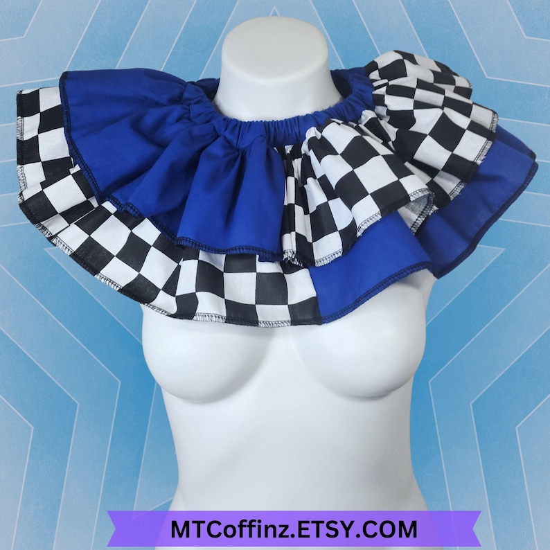 K&ouml;nnte beinhalten: Ein blau-schwarz karierter R&uuml;schenkragen, der auf einer wei&szlig;en Schaufensterpuppe pr&auml;sentiert wird. Der Kragen hat ein mehrschichtiges Design mit einer blauen Mitte und karierten Kanten. Der Text "MTCoffinz.ETSY.COM" befindet sich unten.
