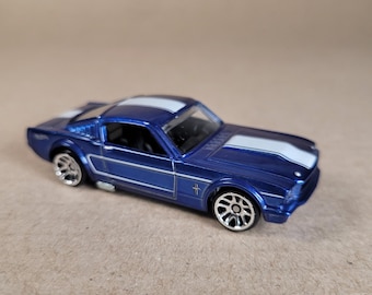 Ford Mustang 2+2 Fastback 65 - 60 años - Chase - Hot Wheels - Diecast 1/64 - Sin embalaje