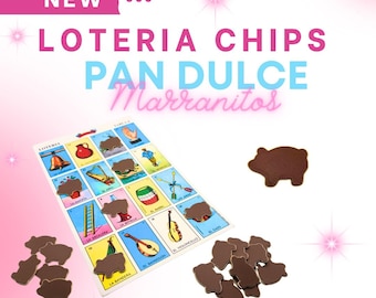Puede incluir: Un tablero de juego de Lotería con varios iconos ilustrados y una colección de fichas marrones con forma de cerdo. El texto en la imagen dice NEW LOTERIA CHIPS PAN DULCE Marranitos y LOTERIA GAME NOT INCLUDED. Las fichas tienen forma de marranitos.