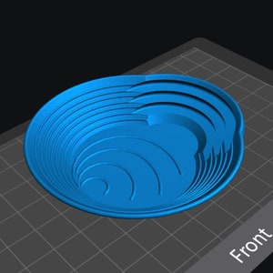 Może przedstawiać: Niebieska plastikowa miska do płukania złota z koncentrycznymi pierścieniami. Miska została zaprojektowana do oddzielania złota od ziemi i żwiru.