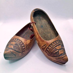 ANTIQUE Signierte 1918 Dutch Schuhe Kindergröße Hand geschnitztes Holz Kleinkind