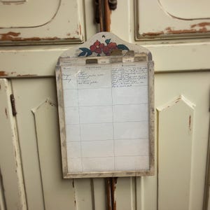 Vintage Mid-Century Hängender Rezept-Organizer mit handgeschriebenen Karten - Charmanter Dekor für Küche im Landhausstil