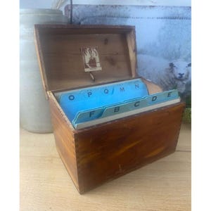 Vintage Rezeptbox aus Holz Zedernholz mit Schwalbenschwanzverbindungen Mid Century File Organizer aus Holz mit A-Z Teilern