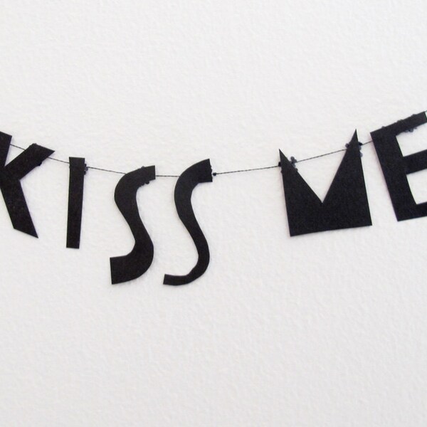 Kiss Me Word Garland