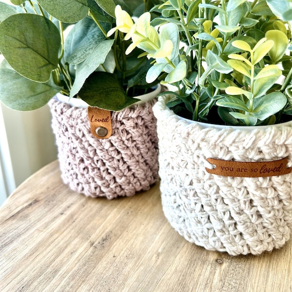 Crochet Plant Cozy Mother's Day Handmade Gift Loved Teacher Appreciation Desk Decor Candle Cozy Friend Gift Flower Vase Cozy Best Mom Gift