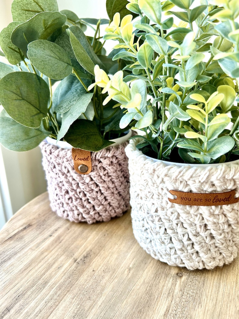 Crochet Plant Cozy Mother's Day Handmade Gift Loved Teacher Appreciation Desk Decor Candle Cozy Friend Gift Flower Vase Cozy Best Mom Gift
