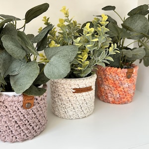 Crochet Plant Cozy Mother's Day Handmade Gift Loved Teacher Appreciation Desk Decor Candle Cozy Friend Gift Flower Vase Cozy Best Mom Gift