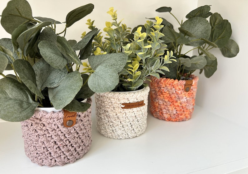 Crochet Plant Cozy Mother's Day Handmade Gift Loved Teacher Appreciation Desk Decor Candle Cozy Friend Gift Flower Vase Cozy Best Mom Gift