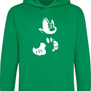 Pu&ograve; includere: Una felpa con cappuccio verde con una silhouette bianca della testa e delle mani di Topolino.