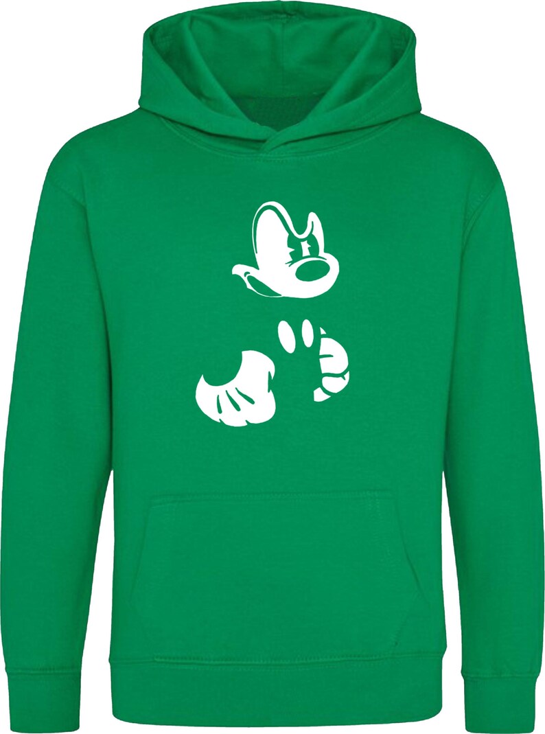 Pu&ograve; includere: Una felpa con cappuccio verde con una silhouette bianca della testa e delle mani di Topolino.