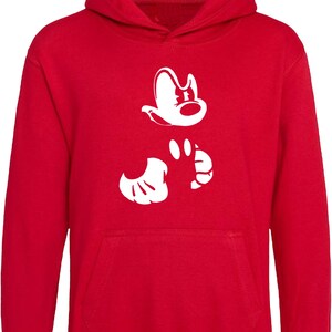 Pu&ograve; includere: Felpa con cappuccio rossa con una silhouette bianca della mano e del viso di Topolino.