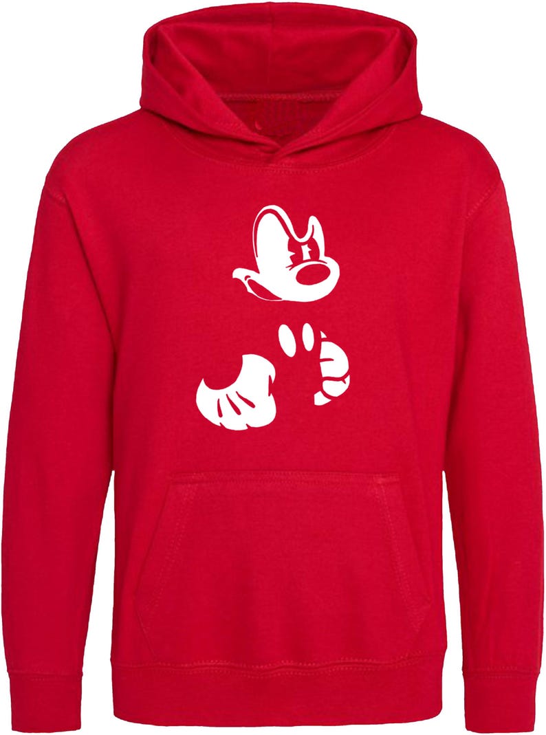 Pu&ograve; includere: Felpa con cappuccio rossa con una silhouette bianca della mano e del viso di Topolino.